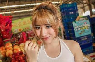 嘘！新图又来了，爱丝在高尔夫场上的各种“奇葩姿势”更新中，让你眼前一亮！