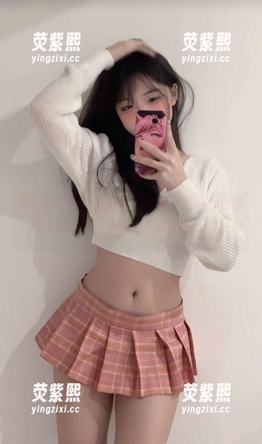 Bangni邦尼的新私拍图集，漆皮六芒星，裙子那么亮，本人粉嫩但心里一阵紧张。