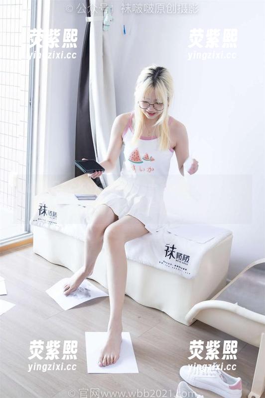 BoBoSocks袜啵啵 - 小甜豆的最新写真：穿着护士服的她似乎能治愈一切疑惑！