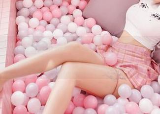 Feilin嗲囡囡 – 白裙和模特YOYO，作品中的微妙关系，别有洞天。