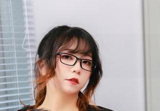 又是一组让人欲罢不能的作品集，Leah梓未的“2022圣诞”原图有种暧昧的诱惑呢。