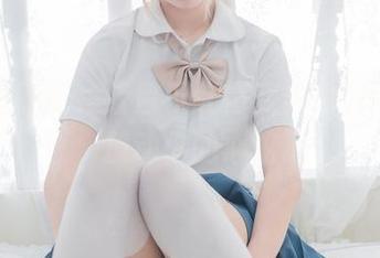 在喵糖映画，红色小红帽变身为美图女王，撩动你的心弦。