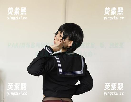 PAKI草莓酱和她的黑丝JK，原图在这里，呃，我这是在认真欣赏，不是在犯花痴…