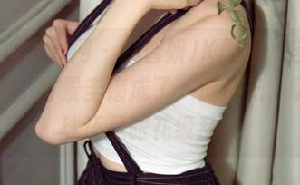 UGirls尤果网 – 赵智妍JK原图，自拍技巧满分，背景圭磨成了一道反光，吸引眼球还是眼花缭乱？