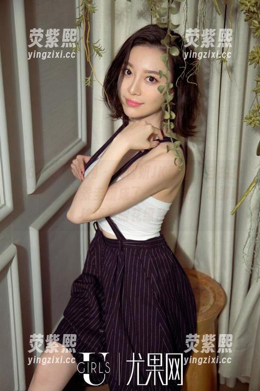 UGirls尤果网 - 赵智妍JK原图，自拍技巧满分，背景圭磨成了一道反光，吸引眼球还是眼花缭乱？
