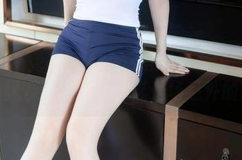 Xiuren秀人网 – 安然maleah短裙写真：当风及你的腿，想必是场意外的吻！