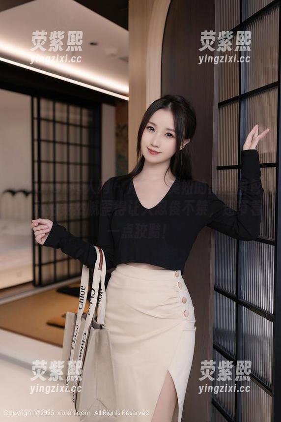 Xiuren秀人网 - 月野兔美妞的黑丝图包：私拍竟然腻歪得让人忍俊不禁，还带着一点狡黠！