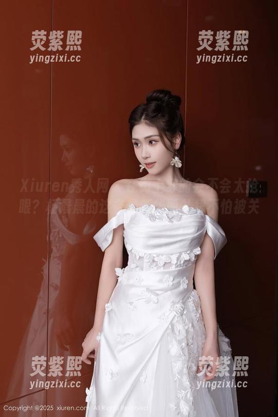 Xiuren秀人网 - 在街上穿的会不会太抢眼？杨晨晨的这条最新华丽礼裙不怕被关注吗？