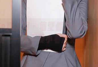 Xiuren秀人网 – 墙壁都爱软软roro的瑜伽——可不要小看这张壁纸哦