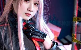 纯白主题，Zyra秋的写真，壁纸里有种莫名的清爽感。
