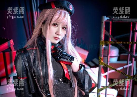 纯白主题，Zyra秋的写真，壁纸里有种莫名的清爽感。