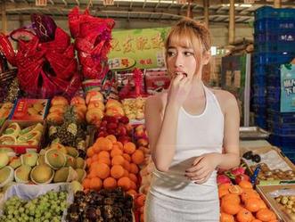 aiss – 这高清照片我给满分，欣杨的短裙让人一秒想到了夏天的微风。