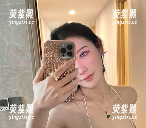 微密圈 - 最新自拍，不爱笑的赛琳告诫我们：拍自画像时，最重要的是消除背景杂音——对，多拍点儿头发！