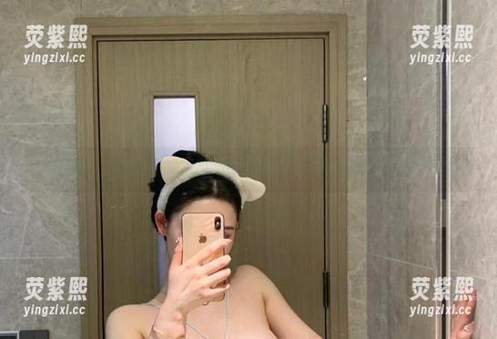 微密圈 - 当不爱笑的赛琳遇上丝袜：属于她的图集和懒散时间