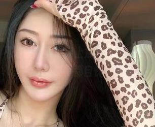 微密圈 – 不爱笑的赛琳穿上那件红色内衣，你信不信这连模特都自愧不如