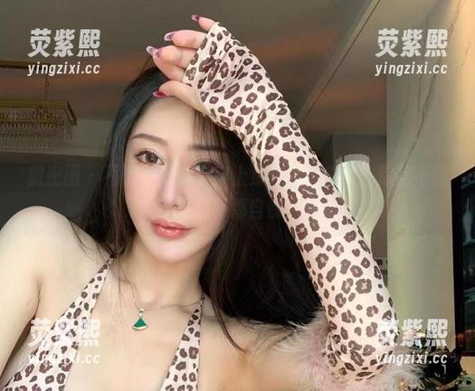 微密圈 - 不爱笑的赛琳穿上那件红色内衣，你信不信这连模特都自愧不如