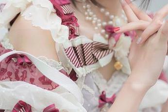 当五更百鬼化身女仆，全套作品里的每一个眼神都在讲情话。