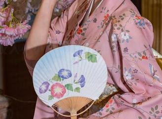 看！咬人小小兔姐姐和她的图片，那感觉就像玩过山车！