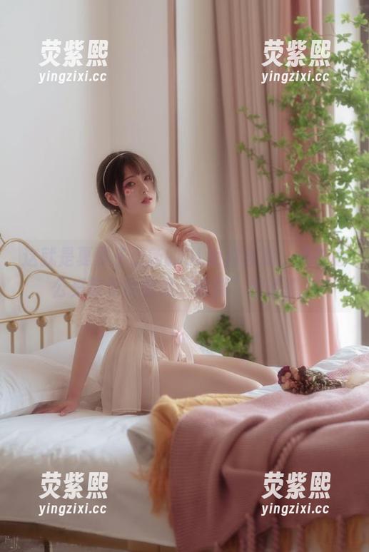 这就是夏夏子最新的OL短裙合集，坐在办公桌前也能散发“微微”的诱惑。