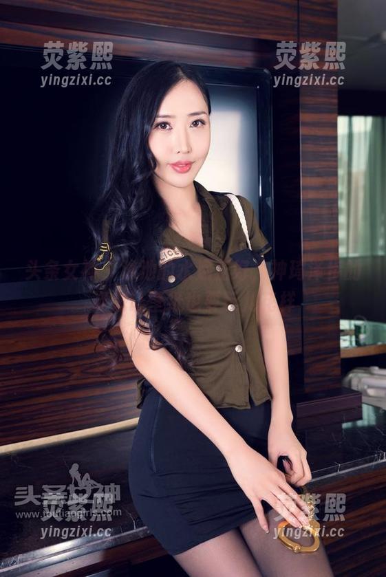 头条女神-神琦泽步 头条女神 - 泳池的水温正好,神琦泽步的姿态让壁纸也要玩儿花样