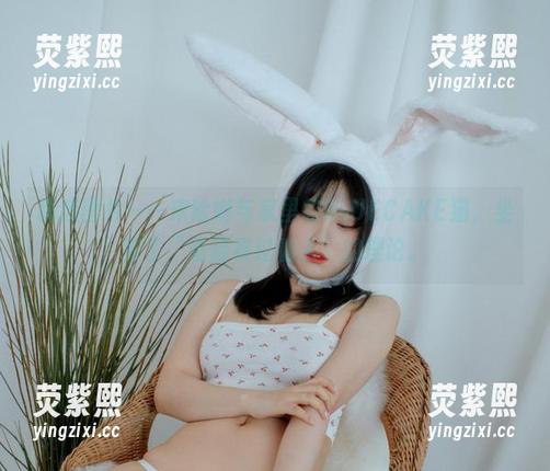 精选图片——宋哈娜与家里的BLUECAKE猫，坐实了“看猫赛过看人”的理论。