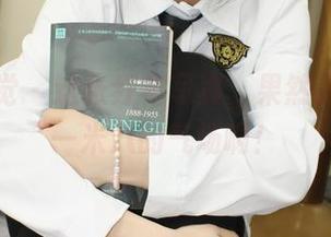小众视觉 – 这张红裙写真，果然是小苹果一米八的气场啊！
