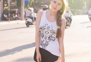 推女神 – 看！王婉悠和她的眼镜在图册里闲逛，除了看还想干嘛呢？
