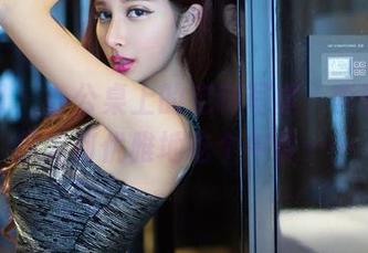 推女郎 – 办公桌上的定制写真，李丽莎教你如何优雅地吃个午餐……