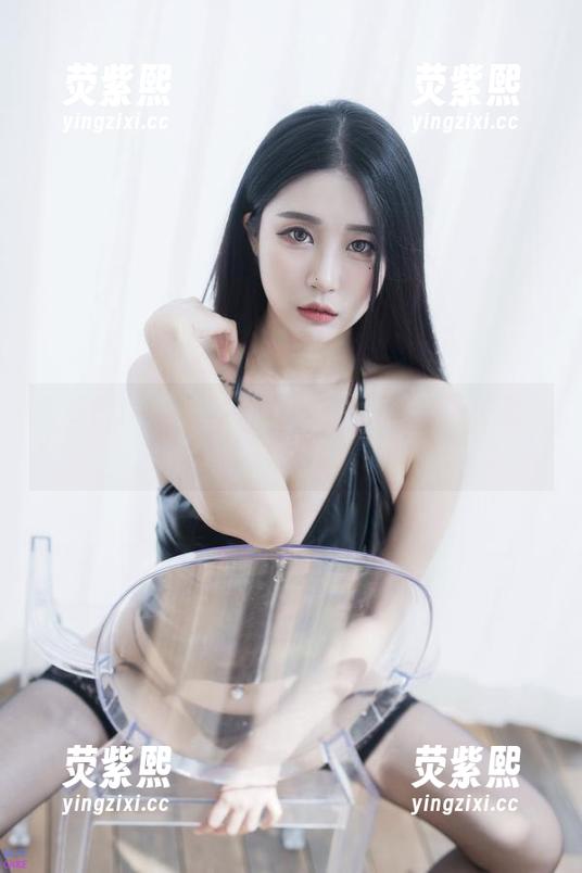 普美Bomi(보미)的白裙图包：我发现这裙子好像在跟我打招呼！