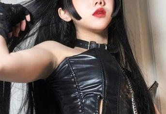 不得不说，果咩酱在夜色中又一次美图担当，太会摆pose了！