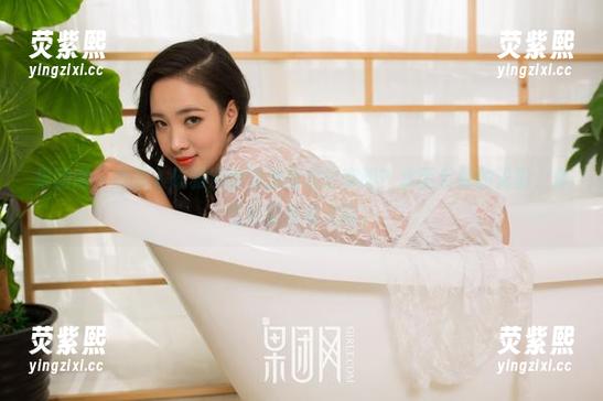 果团网 - 想加入陈雅漫的泳池图包分享吗？水面反射的光影，你可能要多看几眼。