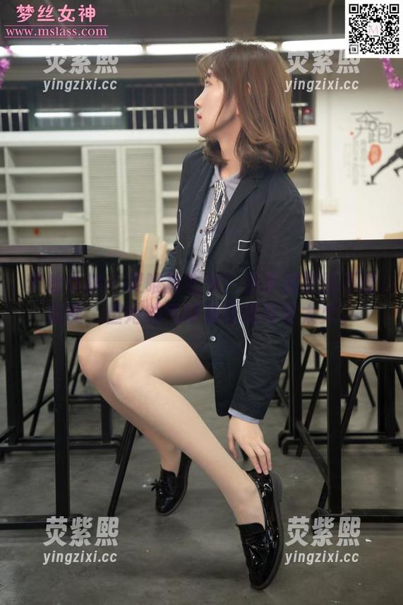 梦丝女神 - 灵唯真会穿！水手服原图不过如此，但她的气场却让我停留太久。
