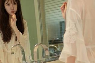 模范学院 – 在办公室“办公”，Emily顾奈奈酱让美图包成为新“制服”！