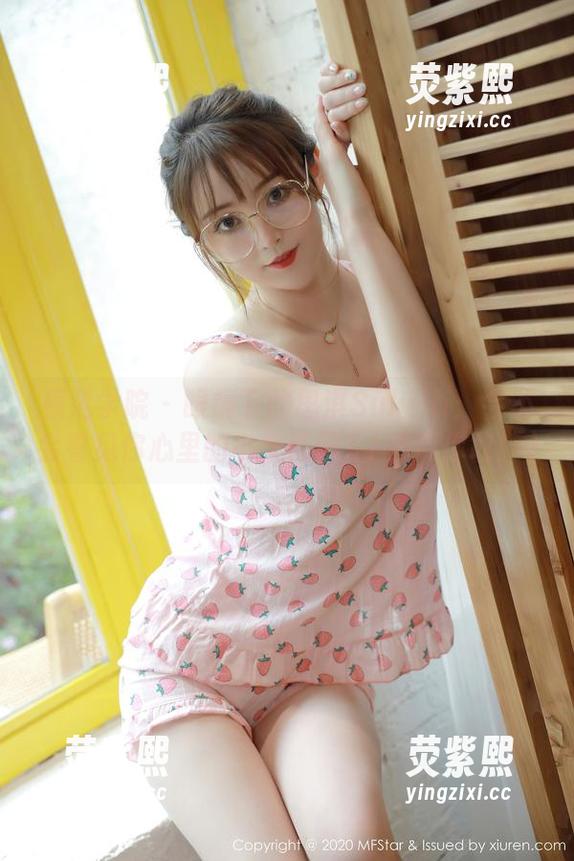 模范学院 - 眼镜下的思淇Sukiiii：会不会看见你心里的小鹿乱撞？(只要你敢！)