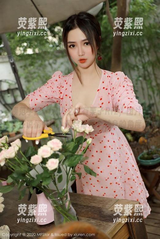 模范学院 - 双人之中有栗子Riz，图片仿佛在说悄悄话，精选着每个转身的角度。