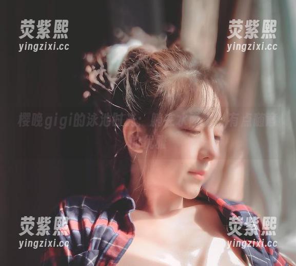 樱晚gigi的泳池时光：躺在水面上，有点随意的优雅