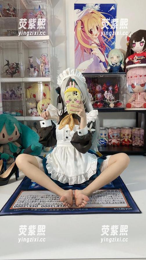 这条泳装，白栎Shirlycos成了海边的女神，哦不，是女巫？