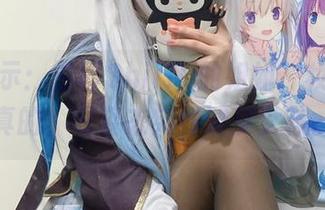套图展示：白栎Shirly的姐姐，妆容是认真的，可姿态宛如调皮女孩。