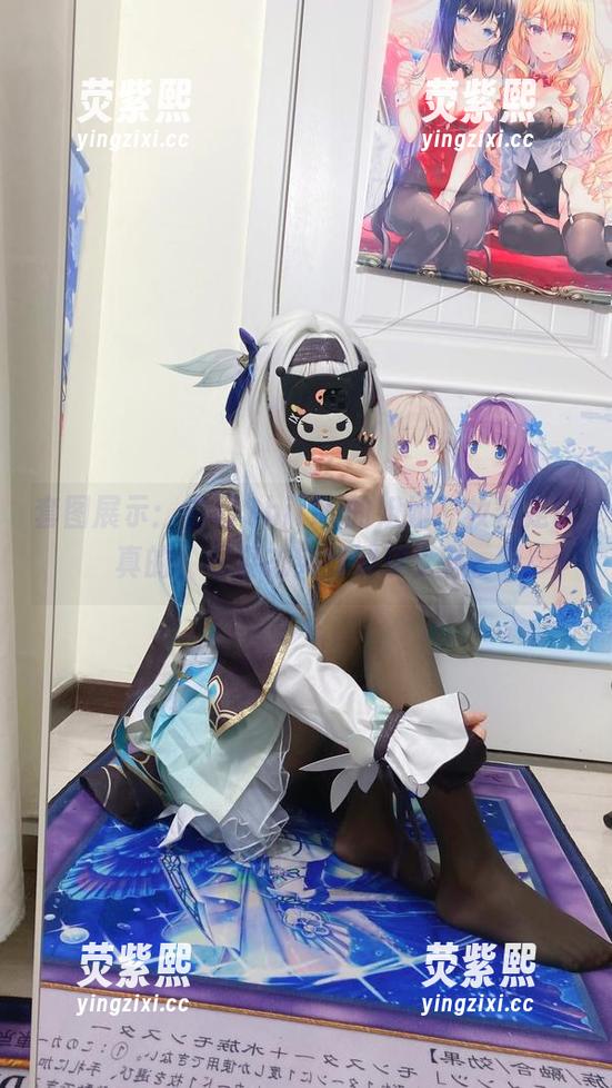 套图展示：白栎Shirly的姐姐，妆容是认真的，可姿态宛如调皮女孩。