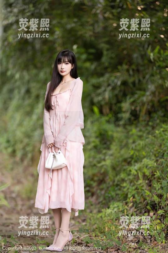 秀人网 - 安然maleah的旗袍冒险：在喧哗中玩转写真套图