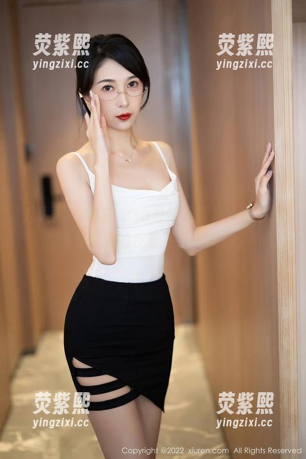 秀人网 - 晚苏susu最新写真集，空姐形象与现实的反差更引人入胜。