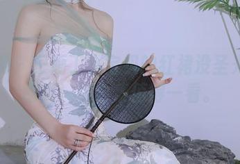 秀人网 – 王俪丁小宝贝的红裙没圣光但很惹眼，这合集值得一看。