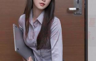 秀人网 – 图集中的美七Mia，比基尼打卡照，透着那股子自信与玩味。