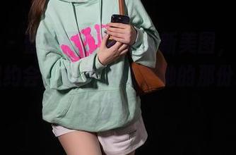 秀人网 – 蕾蕾醒了没的最新美图，油亮得让人想约会，快来来欣赏她的那份独特光芒！