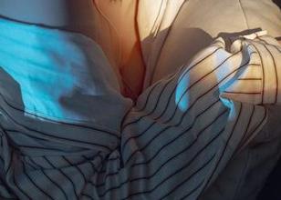 私拍乐事：纸悦Etsu_ko穿网袜，结果图书馆的书都害羞了！