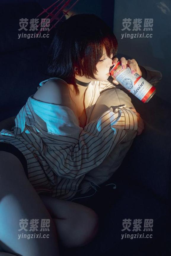 私拍乐事：纸悦Etsu_ko穿网袜，结果图书馆的书都害羞了！