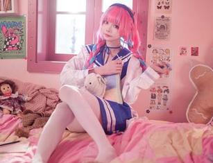 艾西Aiwest的写真——初音与粉蝶花的浪漫，却似乎又透着一丝无奈！