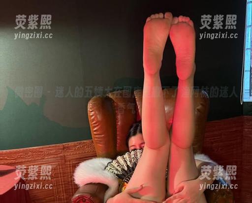 微密圈 - 迷人的五姨太在图库里撒下了渔网袜的迷人香气