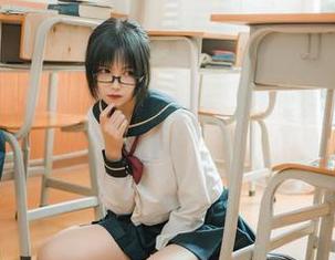 不得不说，逐月Su最新的少年喵图册，真有股魔力，让我想多看几眼。