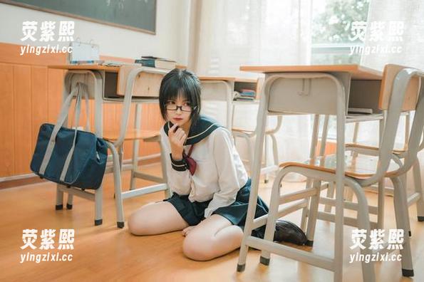 不得不说，逐月Su最新的少年喵图册，真有股魔力，让我想多看几眼。